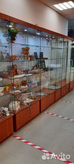 Прилавки, стеклянные витрины и стеллажи