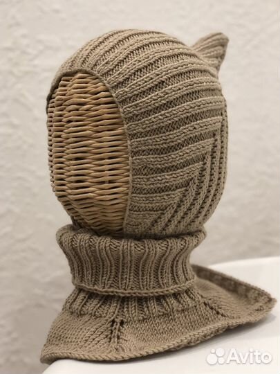 Вязаный коплект шапочки, варежки, манишка