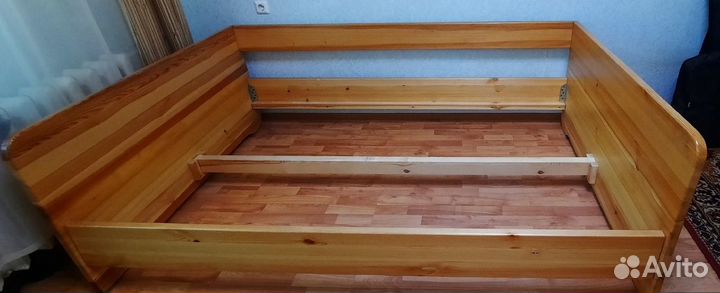 Кровать деревянная