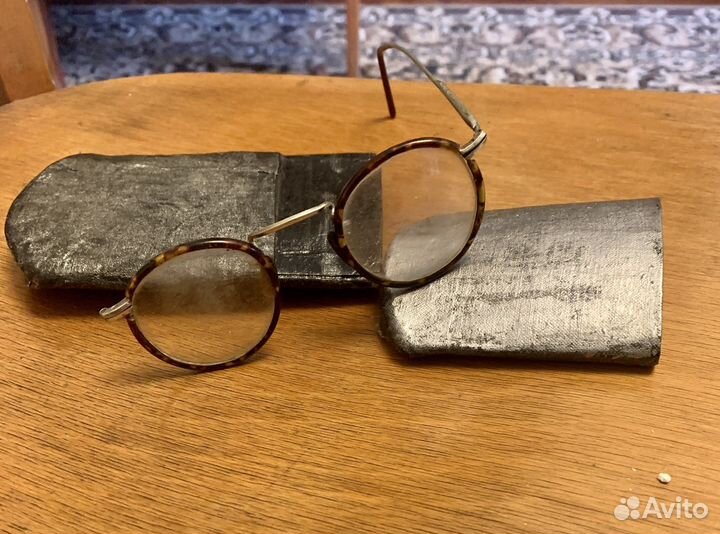 Очки старинные с футляром