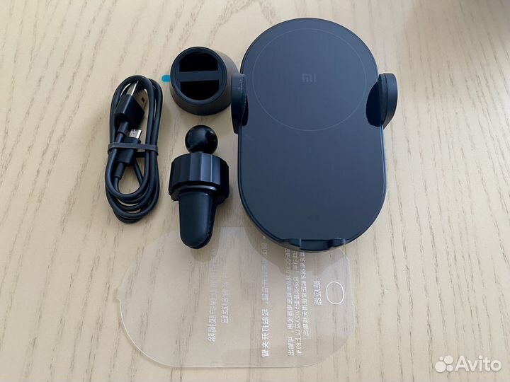 Держатель в авто с беспроводной зарядкой Xiaomi