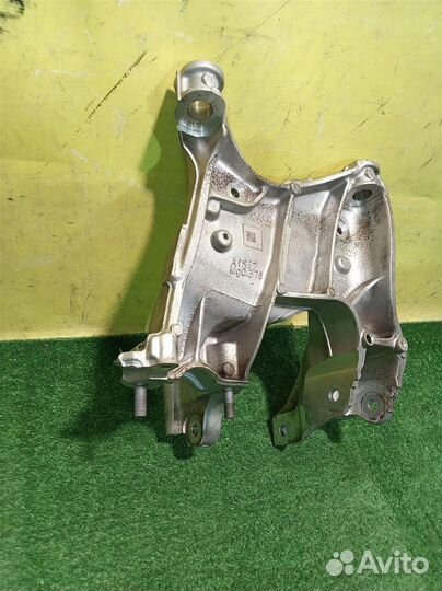 Кронштейн передней балки (подрамника). Audi Q5 (F