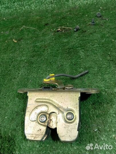 Замок багажника Mitsubishi Carisma