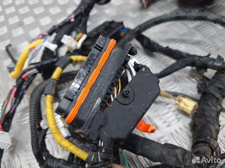 Блок предохранителей подкапотный Suzuki Grand Vita