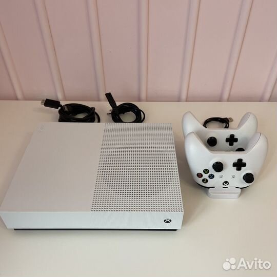 Xbox One S + 2 геймпада
