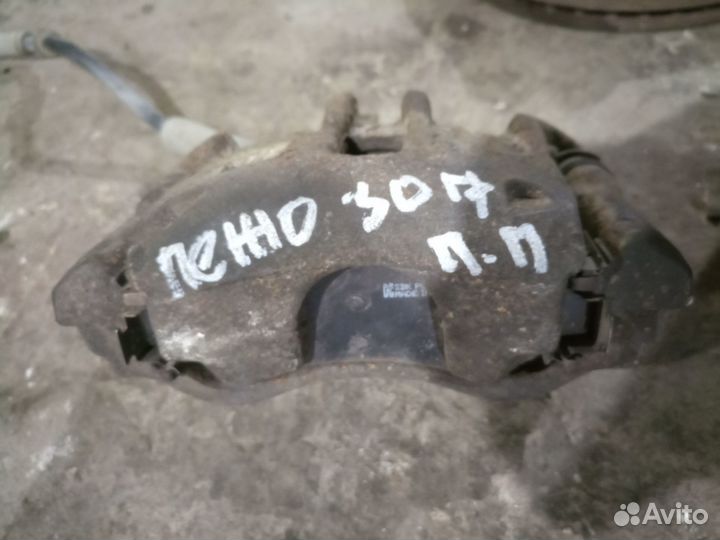 Суппорт передний правый Peugeot 307 Пежо 307