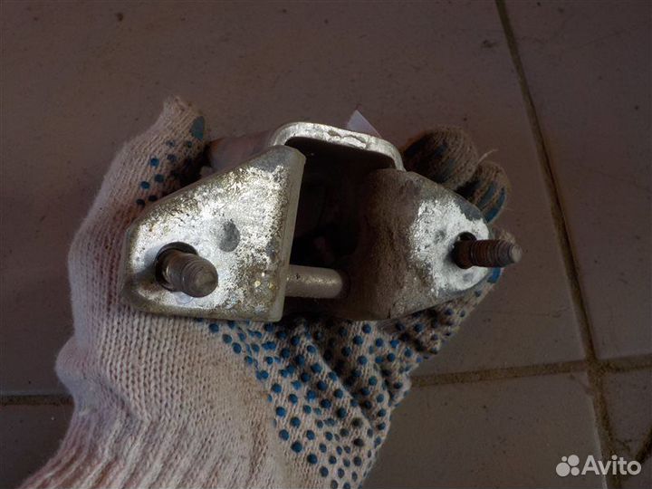 Петля двери нижняя задняя левая Mitsubishi Galant