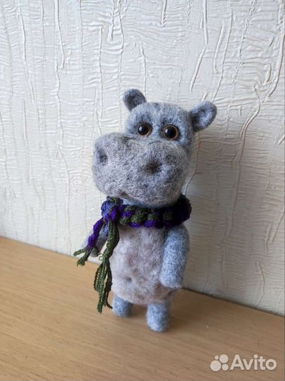 Бегемот игрушка из шерсти
