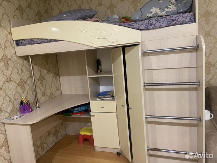 Кровать, шкаф для вещей, писменый стол ;