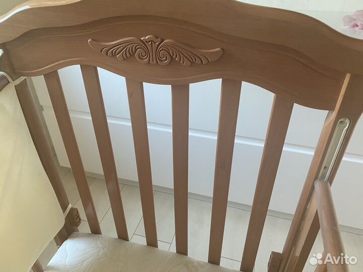 Комод с пеленальным столом и детская кровать