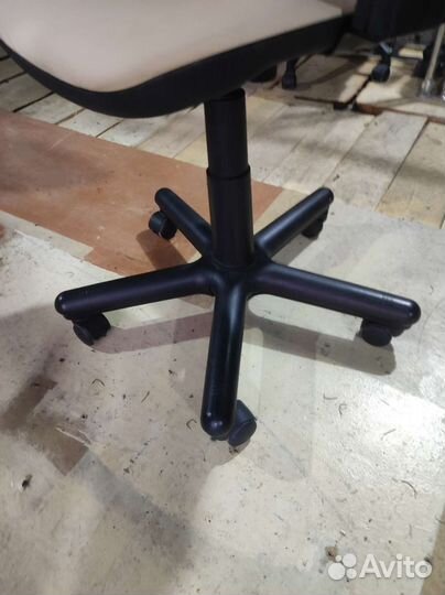 Кожаное компьютерное кресло бежевое