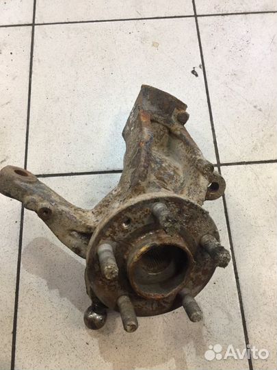 Поворотный кулак передний правый Land Rover