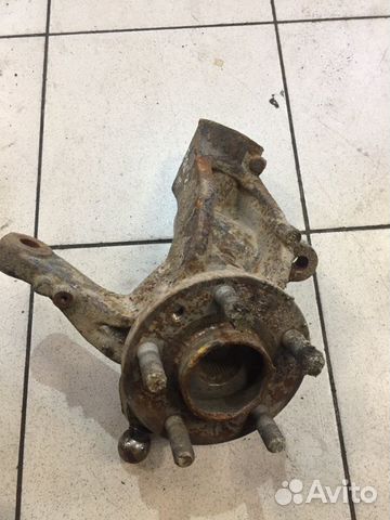 Поворотный кулак передний правый Land Rover