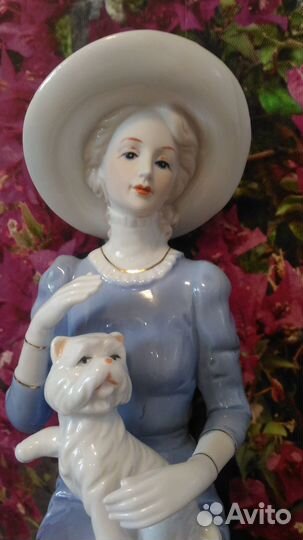 Статуэтка Фарфор. Дама с собачкой