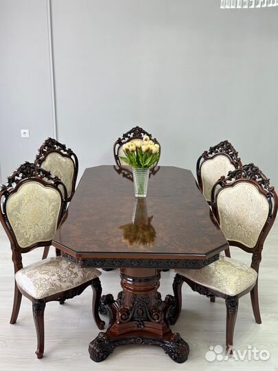 Стол и стулья