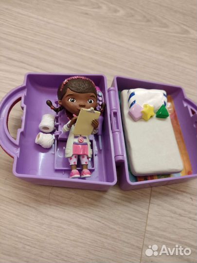 Кукла-фигурка Доктор Плюшева с чемоданом