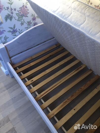 Кровать односпальная деревянная