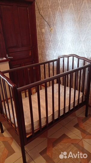 Детская кроватка с маятником