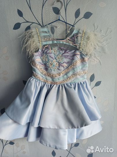 Платье с пёрышками, на утренник, торжество