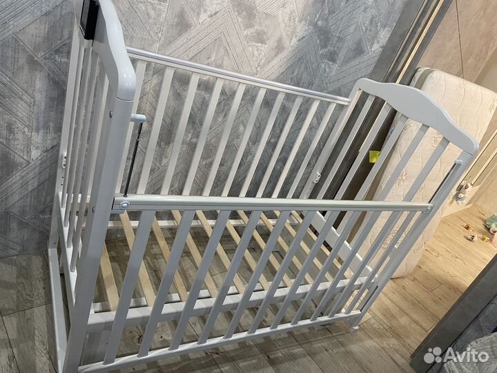 Детская кроватка с маятником