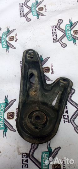 Кронштейн передней балки задний левый Toyota