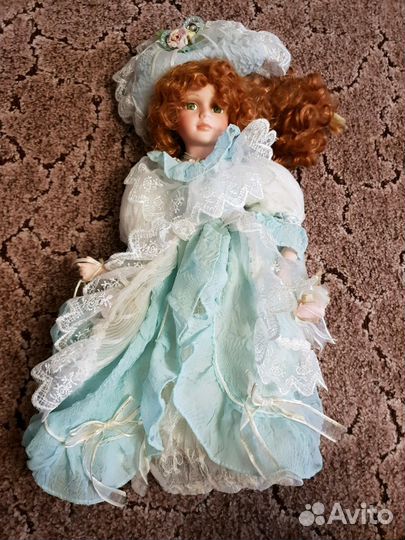 Кукла фарфоровая