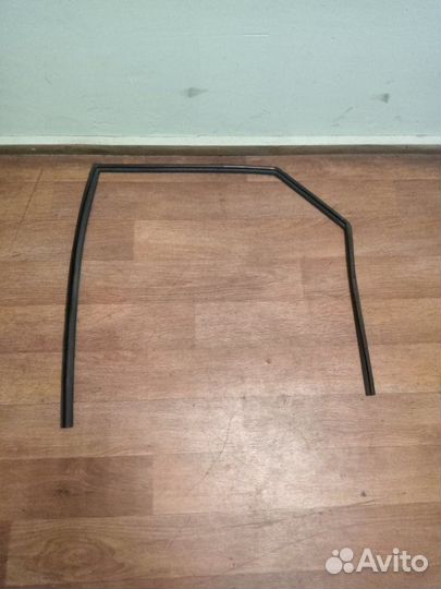 Уплотнитель стекла двери задний левый Toyota