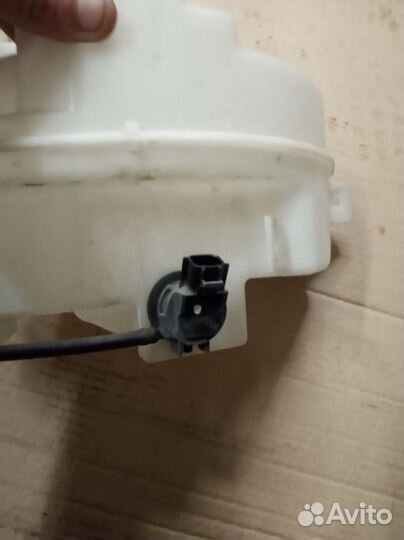 Бачок омывателя Мазда 3 бк хэтчбек