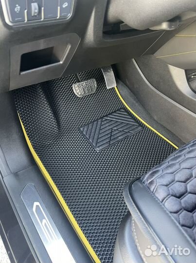 Eva Ковркии в автомобиль