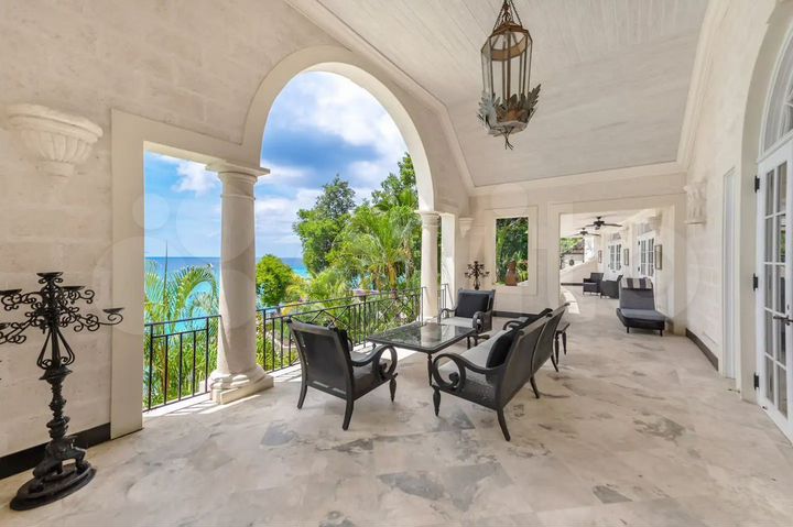 Дом 1500 м² на участке 2 га