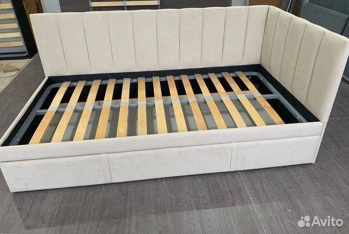 Детская кровать с бортиками и изголовьем