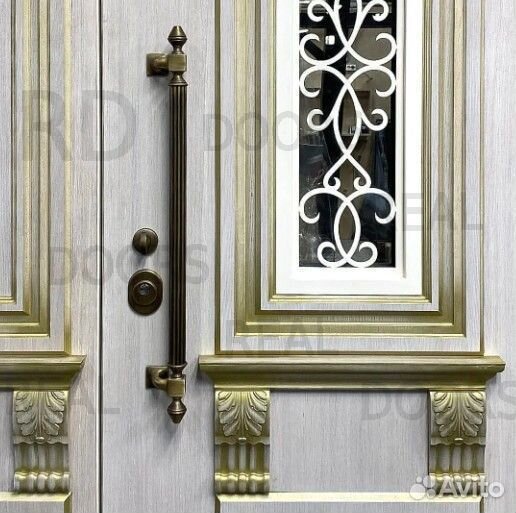 Дизайнерская парадна дверь с золотом и патиной