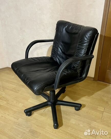 Офисное кожаное кресло руководителя