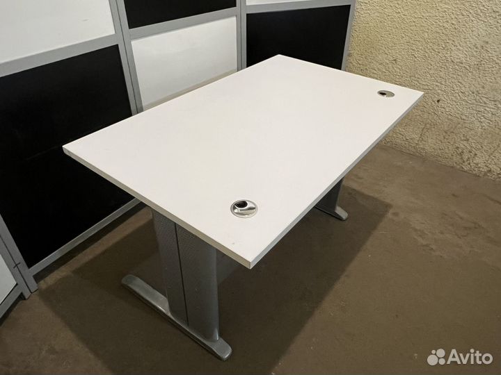 Стол офисный белый 118 х 72 х72см