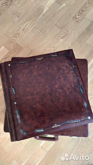 Альбом для фотографий в кожаном чемодане