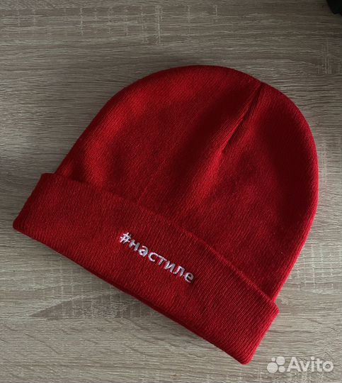 Шапка красная с надписью на стиле