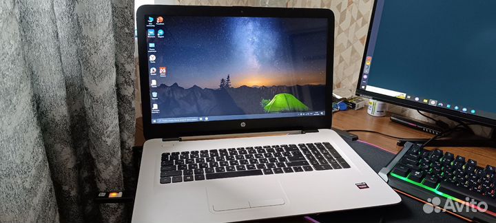 Ноутбук HP белый 17.3