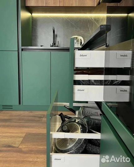 Угловой кухонный гарнитур до потолка с подсветкой