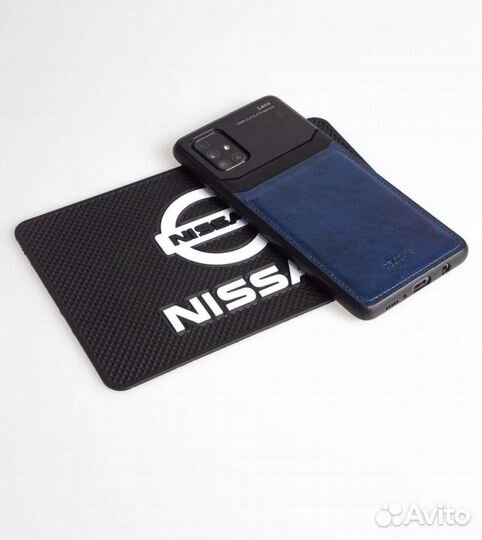 Противоскользящий коврик на панель авто