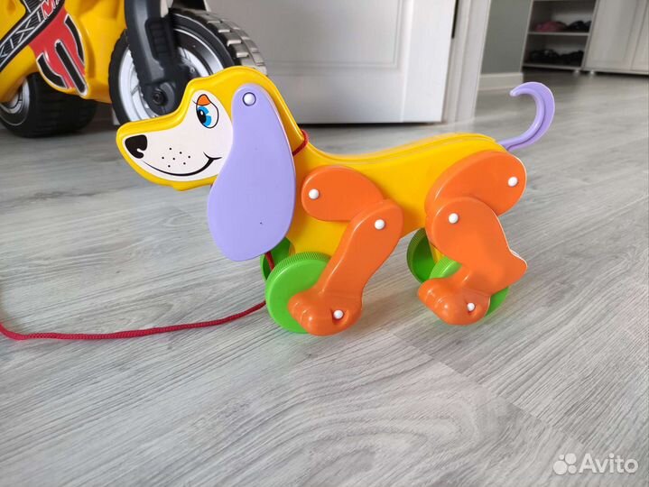 Собачка на колёсиках