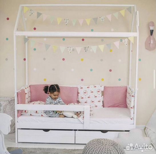 Детская кроватка домик