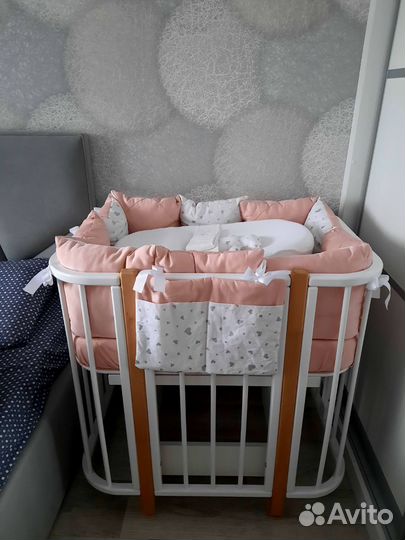 Детская кроватка с маятником