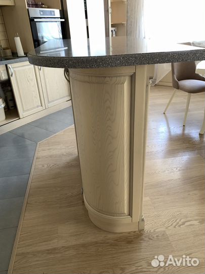 Островок-барный столик