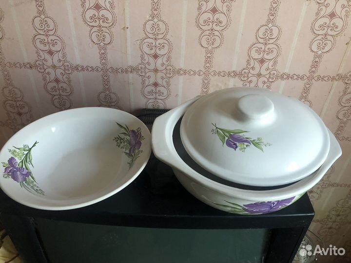 Супница и миска и суповые тарелки
