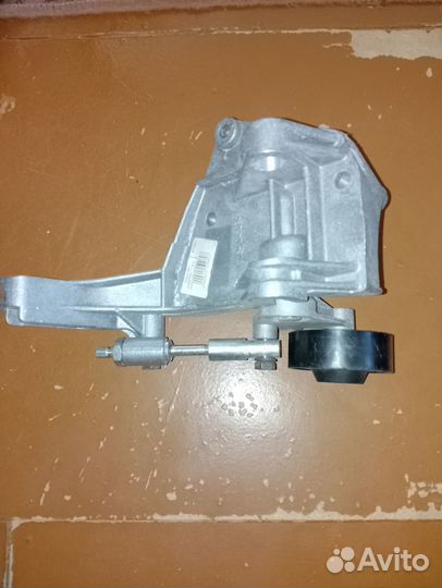 Кронштейн генератора 1118 в сборе с роликом