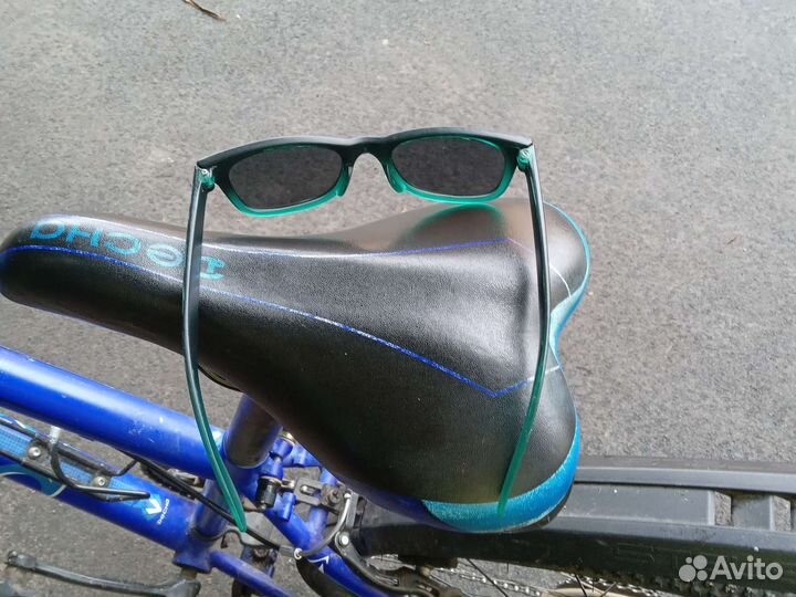 Чёрно-зелёные солнце-защитные очки