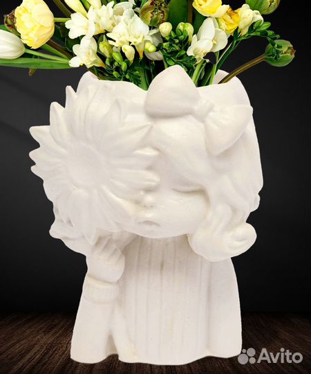 Декоративное кашпо девочка с цветком