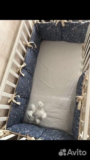 Бортики, одеяло и простыни в кроватку