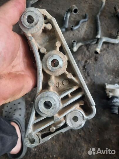 LADA largus logan 2 кронштейн генератора