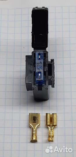 Держатель флажкового предохранителя автомобильный